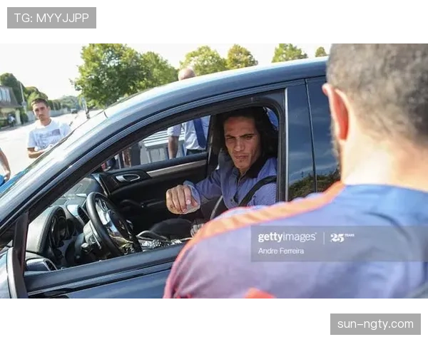 卡瓦尼今天又买了辆超级跑车，这生活跟球场上的他完全不像一回事啊！